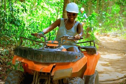 Jungle Zipline, SingleATV e Cenote Kingdom nuotano da Cancun