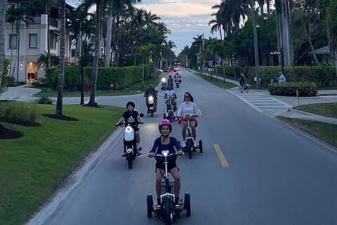 Tour al tramonto di Napoli Florida in trike e motorino - Family Fun