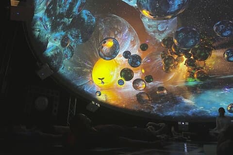 Kosmisk lydbad under 360° projeksjon Dome