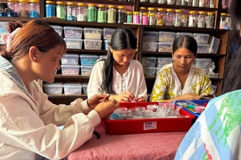 Taller de joyería hecho a mano con mujeres nepalesas