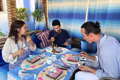 Terapi med kage maleri i Chefchaouen med lokale