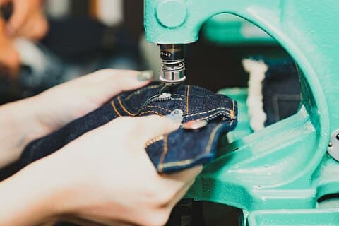 Jeans personalizzati che fanno esperienza a Kojima Giappone