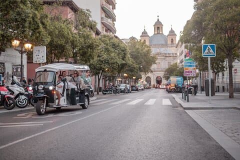 Historisk rundvisning i Madrid i en privat øko-tuk-tuk med en lokal guide