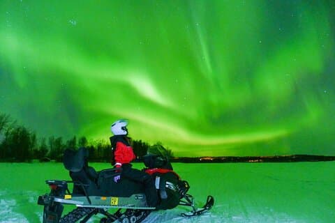 Søger Aurora med snescooter