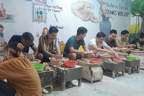 Händerna på Bat Trang Pottery Class i Hanoi Old Quarter