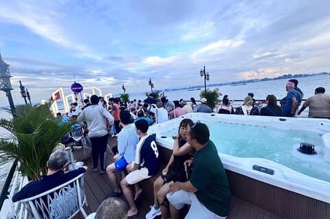 Experiencia de crucero de un día por el Halong Bay Discovery desde el puerto de Cai Lan