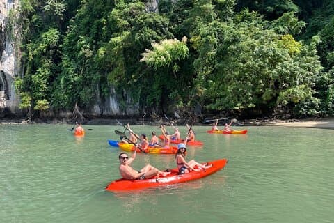 Ko Lanta Medio día en kayak a la cueva del mar de Talabeng y al bosque de manglares
