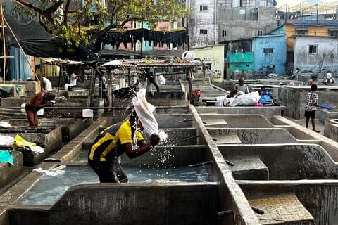 Mumbai Morning Tour — Viaggio in treno, mercato e luoghi locali nascosti
