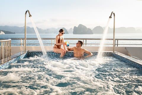 Crociera panoramica di lusso a 5 stelle nella baia di Halong con gustoso pranzo a buffet