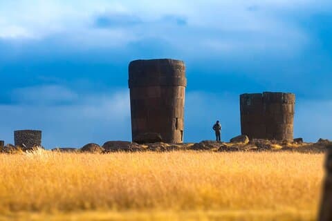Tour Archeologico dei Sillustani Esplora le Torri Funerarie