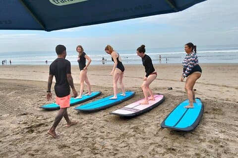 Lezione di surf sulla spiaggia di Seminyak a Bali