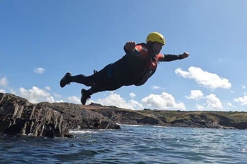 Coasteering nabij Tenby