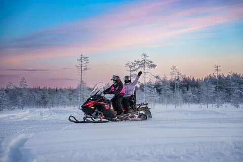 Excursions en motoneige à Rovaniemi Laponie en petit groupe