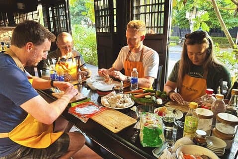Cours de cuisine Hoi An avec visite du marché et promenade en bateau panier