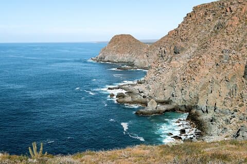 Ruta del pacífico Hike en las montañas y picnic en la playa