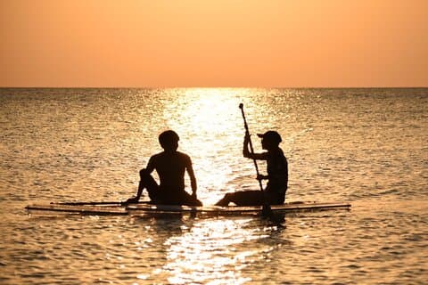 Tour de SUP al atardecer en Miyakojima: Sin cargos adicionales | Garantía de reembolso total | Alquileres y fotos ilimitados gratis | Edad recomendada: 1 año o más