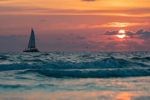 Tramonto privato & giro turistico dei delfini Vela su Lazy Daze Catamarano