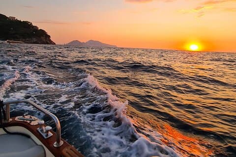 Coucher de soleil romantique sur un bateau sur la côte de Sorrente