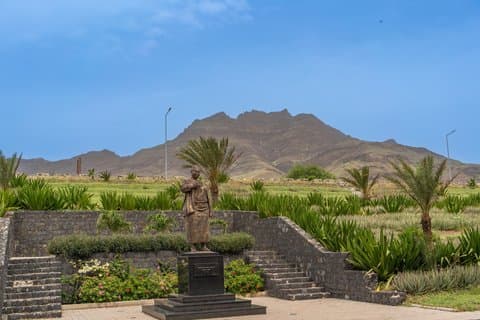 Private Shore Tour: Half-Day Mindelo City with Markets & Beaches