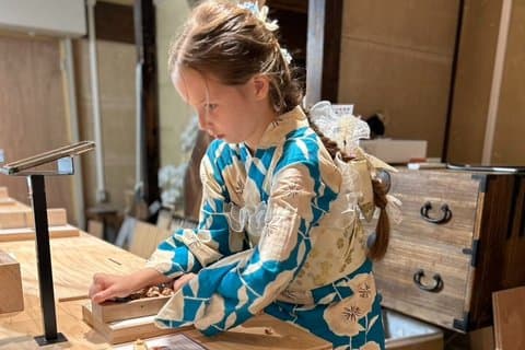 Crie Chopsticks únicos no edifício de madeira de Kyoto de 100 anos