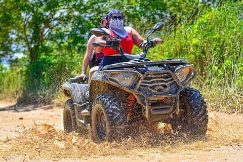 4x4 ATV Adventure Punta Cana Actividad lado salvaje de la carretera fangosa