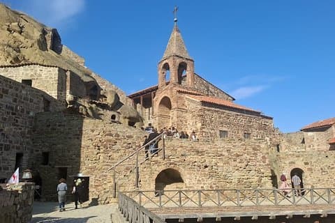 Visite du monastère David Gareji et des montagnes arc-en-ciel avec dégustation de vin