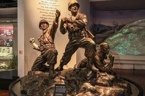 韓国戦争記念碑ガイド付きウォーキングツアーinソウル