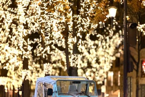 Paris Night Tour by Golf Cart Private and Eiffel Tower Lights
