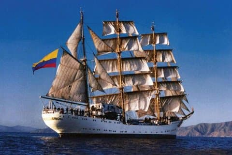 Crucero por el puerto Sail4th America 250 Ships Harbor Sunset Preview Nueva York