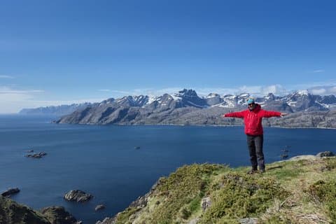 Discover the Lofoten Islands in French.