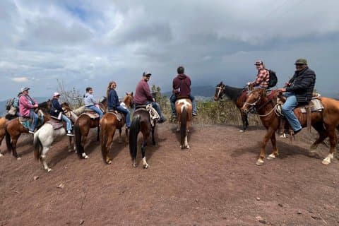 乗馬でパカヤ火山トレッキングを体験