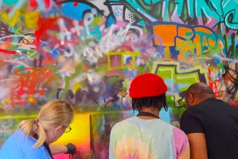 BYOB Spray Paint e Sorseggia allo Studio W.I.P.