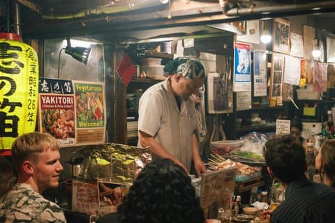 Shimbashi Hidden Izakaya Tour con una Guida autorizzata dal governo