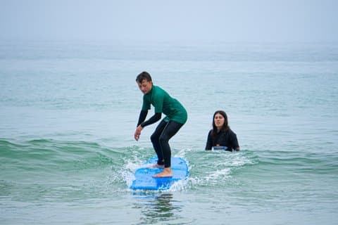 Clases particulares de surf en Praia da Rocha: lecciones personalizadas para todos los niveles.