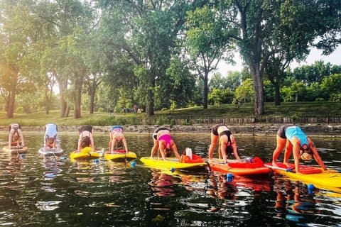 Paddleboard yoga på den mest populære innsjøen i Minneapolis