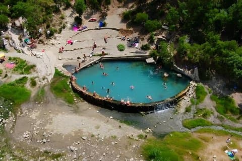 Relájate en Benja Springs explora Blue Eye y Lekursi Desde Saranda