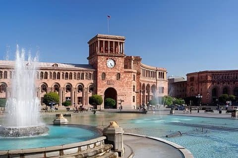 2 - Tagestour durch Armenien ab Tiflis : Besuchen Sie Eriwan & Sewan