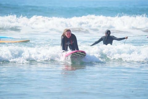 Surflektion i Taghazout med åbne gruppesessioner