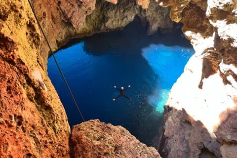 Excursão costeira à Gruta da Luz com mergulho em Ibiza