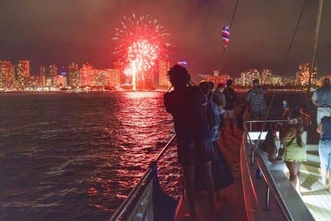 Waikiki: Fireworks Cruise from Beach & Cocktail Open Bar | Oahu