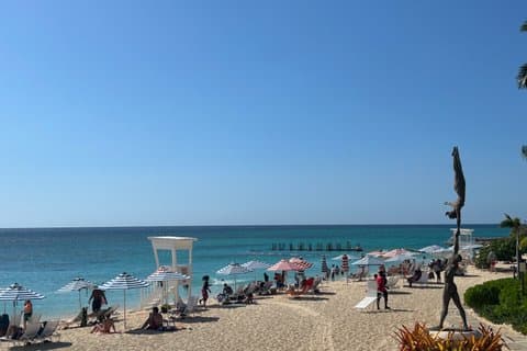 Doctor Cave Beach med swim mulighed og shopping oplevelse