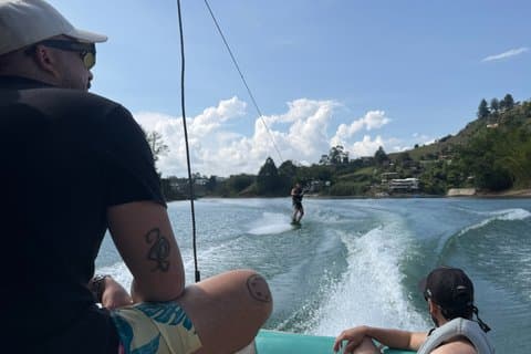 Wakeboarden vanuit Guatapé in professionele boten