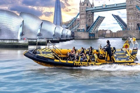 Motoscafo 'Ultimate Tower Blast' dal Tower Millennium Pier - 40 minuti