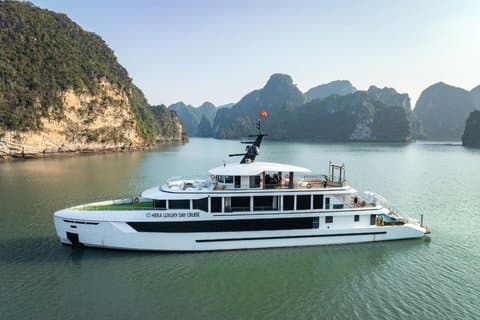 Unveil Lan Ha Bay's Beauty med Top Luxury Day Cruise & Kayaking