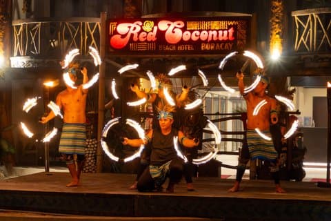Spectacle de danse du feu à l'hôtel Red Coconut Beach