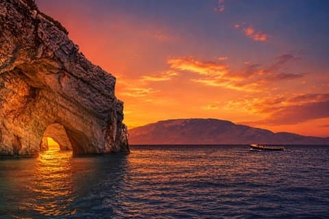 Tour en barco al atardecer por las cuevas azules, paradas de natación y aperitivo