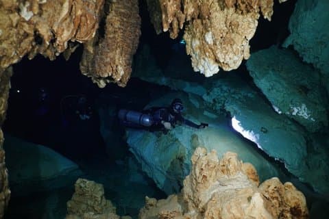 Cenote dykning i Nohoch Nah Chich grotte fra Playa del Carmen