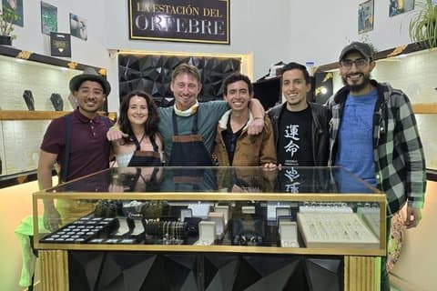 Taller de tallado de esmeraldas en Bogotá, Colombia.